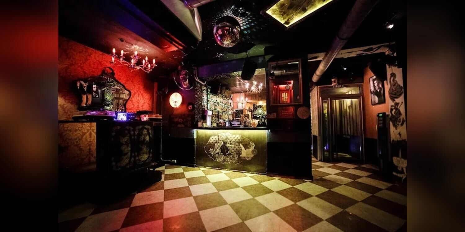 La Noche Boca Arriba, bar