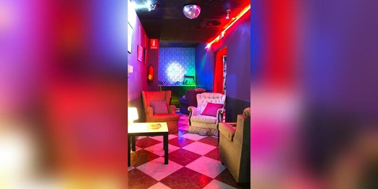 La Noche Boca Arriba, bar