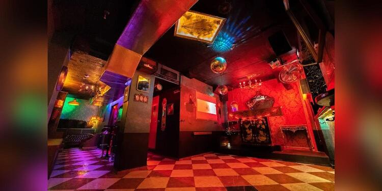 La Noche Boca Arriba, bar