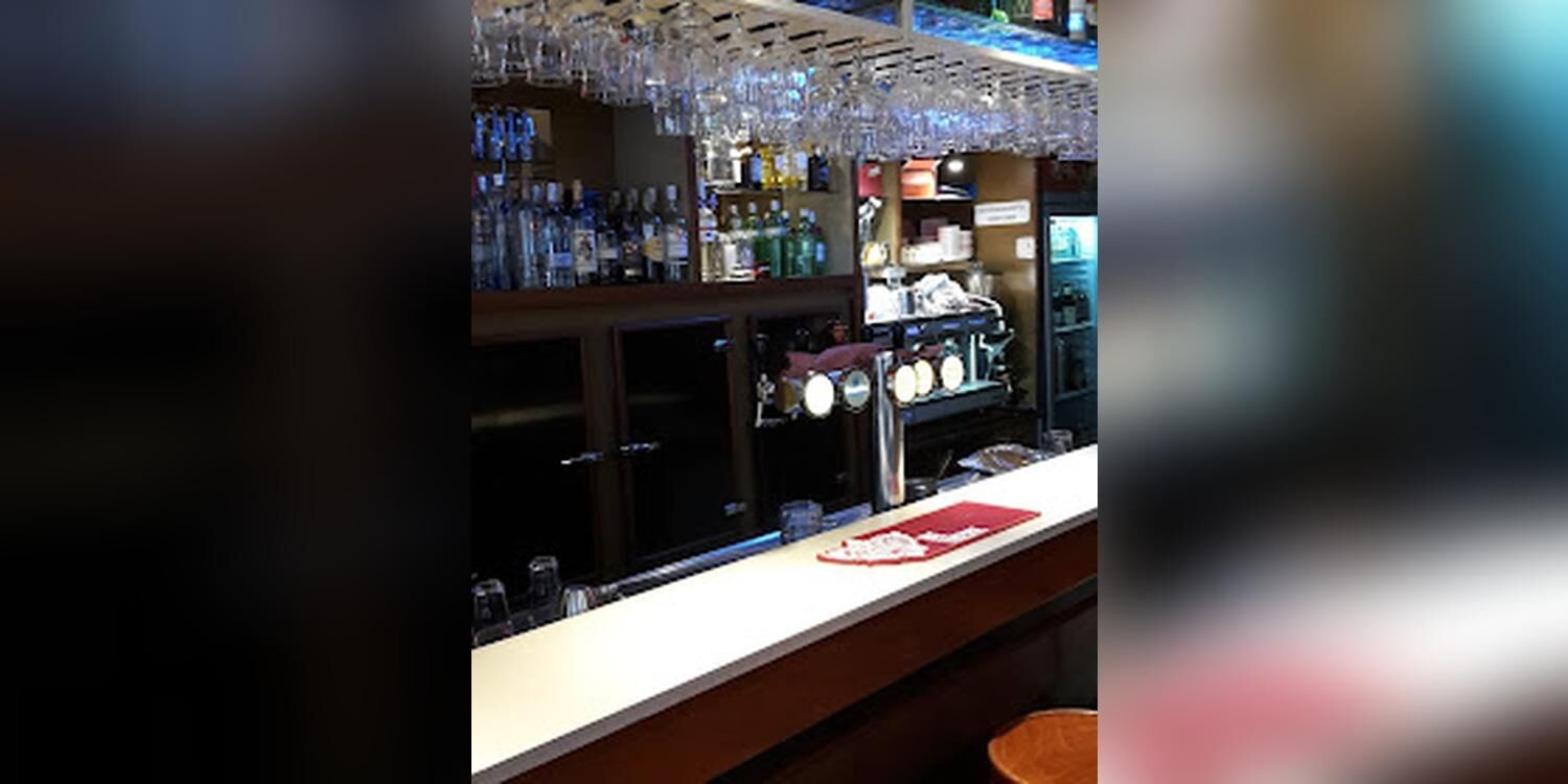 Café Den Brosser, bar