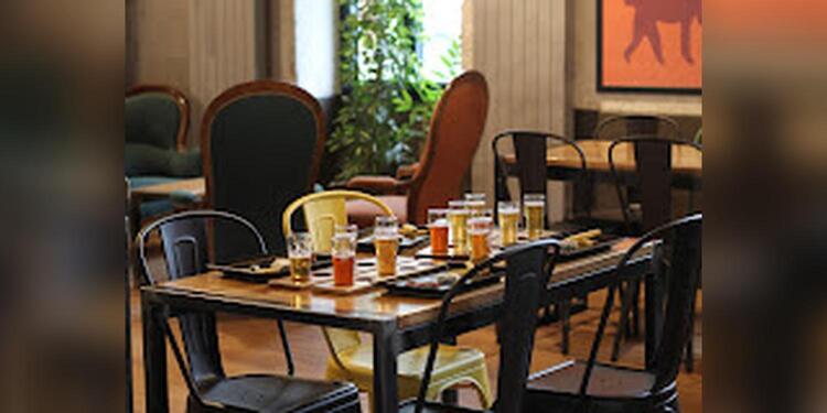 Un Singe en Hiver, bar