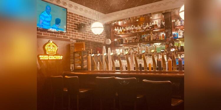 The Crown, bar