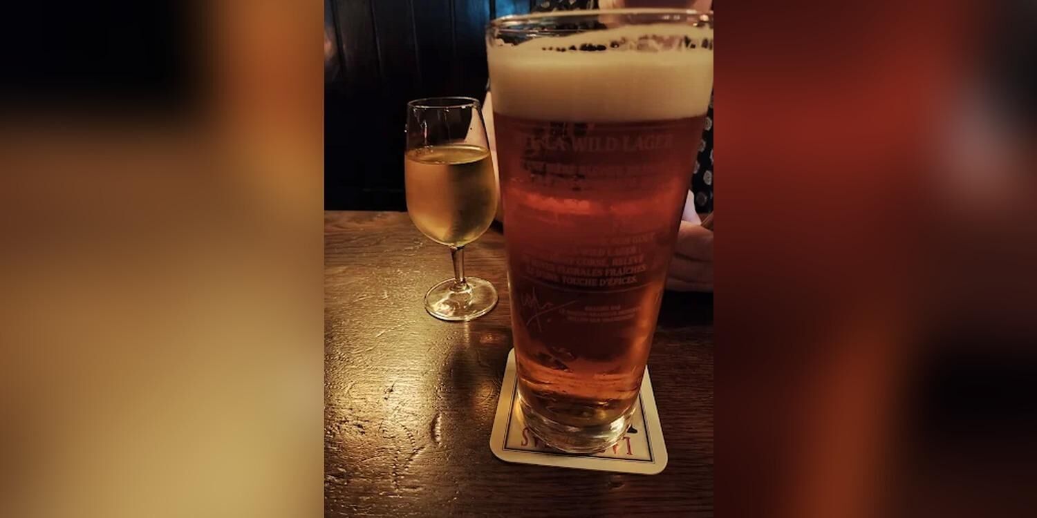 Pickwick's Pub & Wine Bar, bar