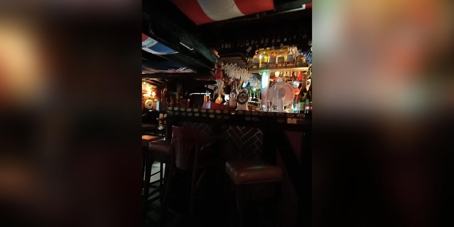 Pickwick's Pub & Wine Bar, bar