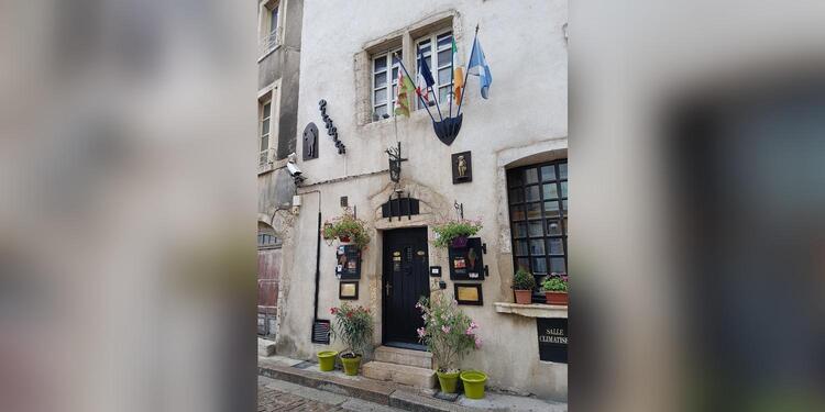 Pickwick's Pub & Wine Bar, bar