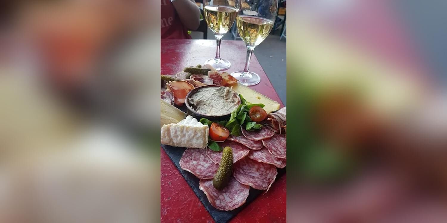 PAPA BOIT DE LA BIÈRE ET MAMAN DU VIN, bar