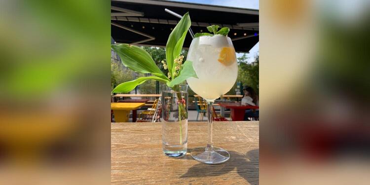 PAPA BOIT DE LA BIÈRE ET MAMAN DU VIN, bar