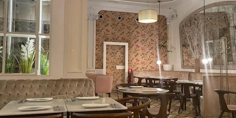 Lateral Consell de Cent, restaurant