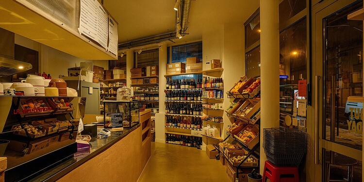 Tout Day Voltaire, bar