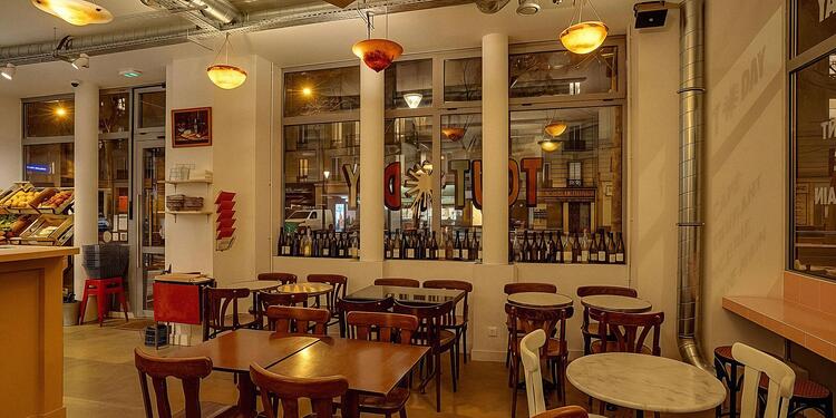 Tout Day Voltaire, bar