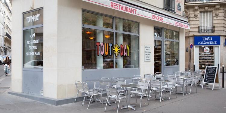 Tout Day Voltaire, bar