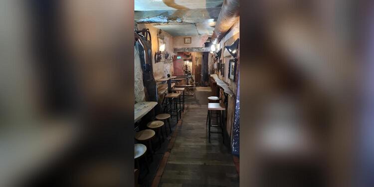 Vivian's Pub Fairy, bar