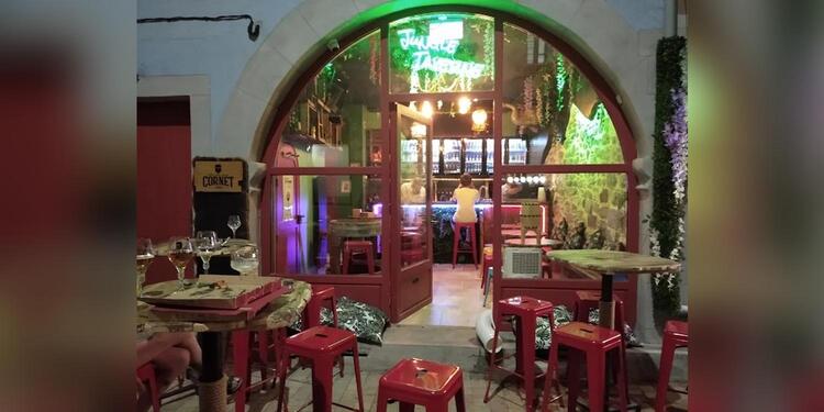 Jungle Taverne, bar
