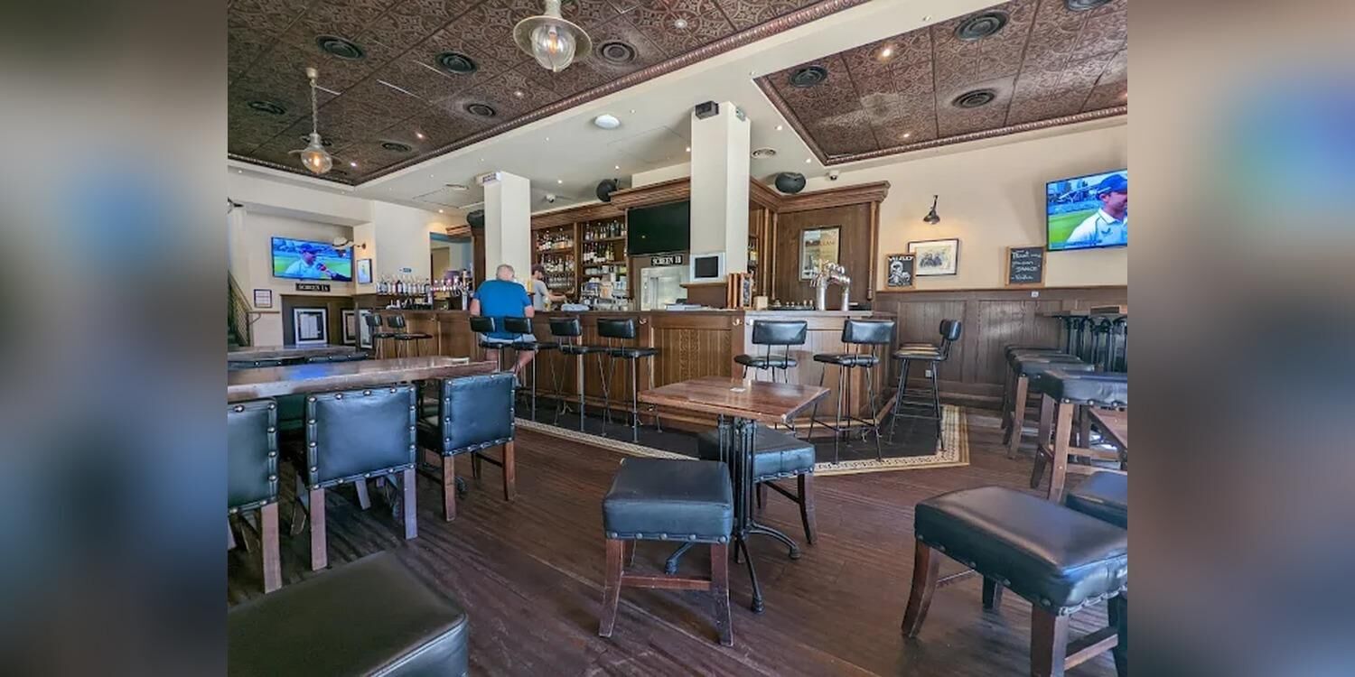 Ma Nolan's Irish Pub, Cannes, bar