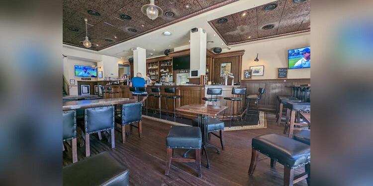 Ma Nolan's Irish Pub, Cannes, bar