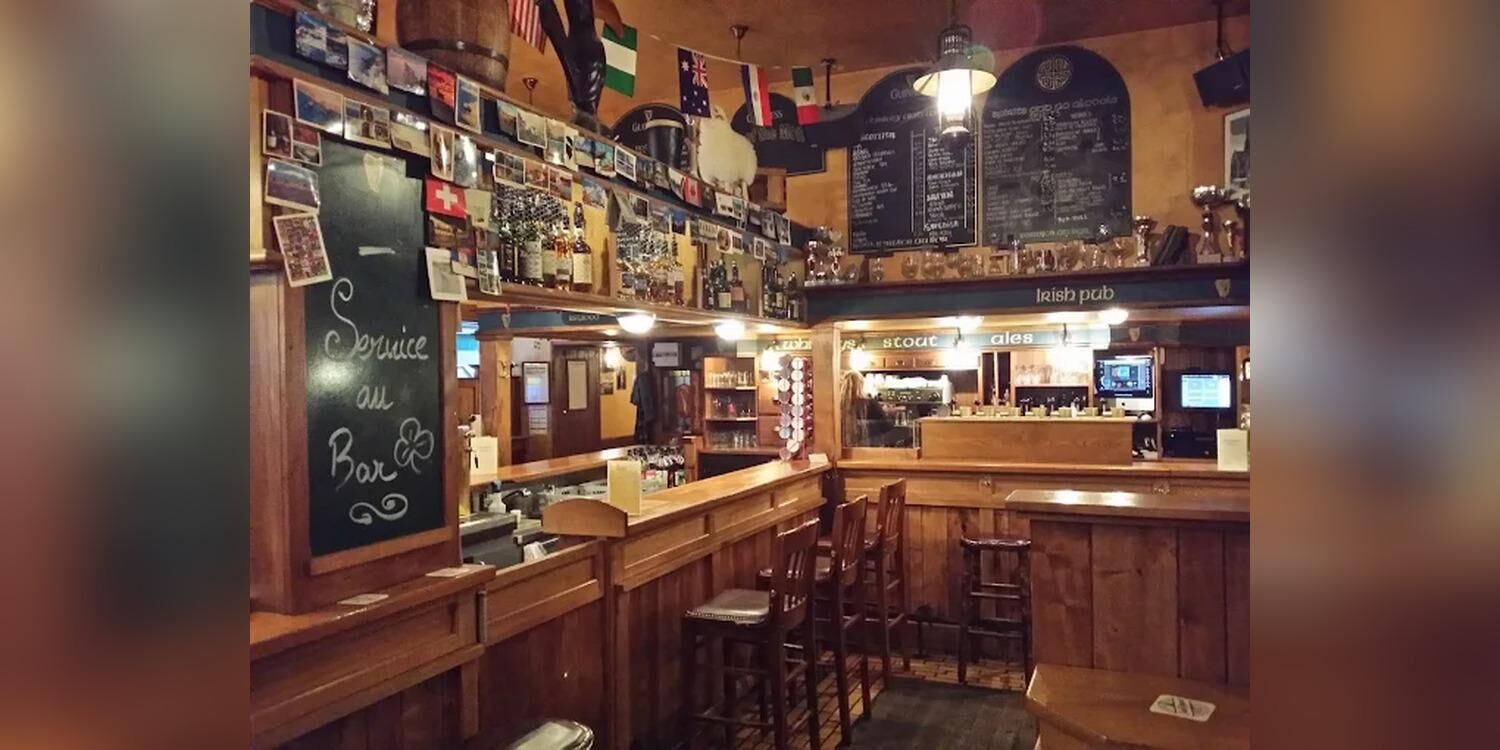 Flannery's, bar