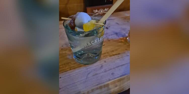 The Mermaid Tavern, bar