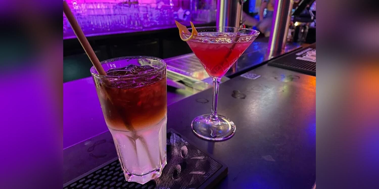 Cocktails sous néons violets