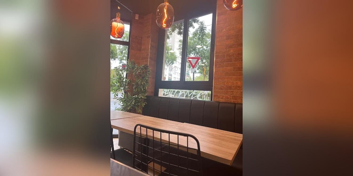 Sweet chicken, restaurant