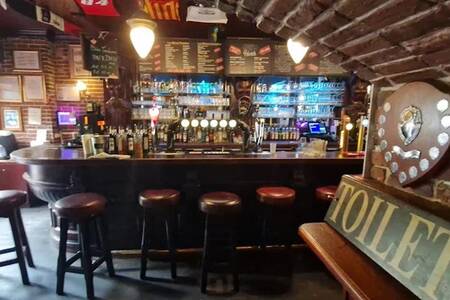 The Red Sky, Bar Avignon Place Pie #0