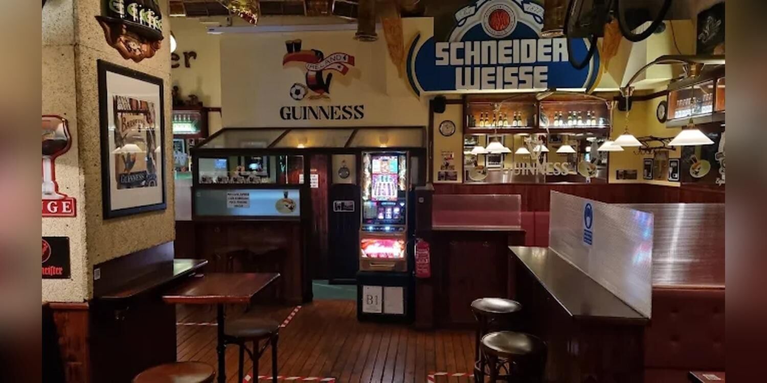 The Clover Irish Tavern, bar