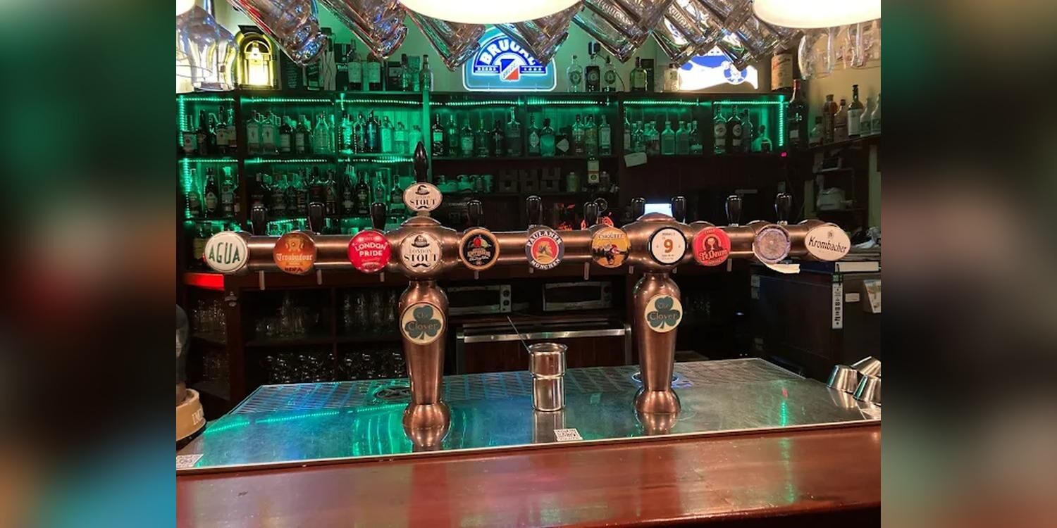 The Clover Irish Tavern, bar