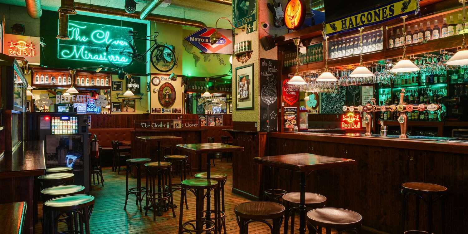 The Clover Irish Tavern, bar