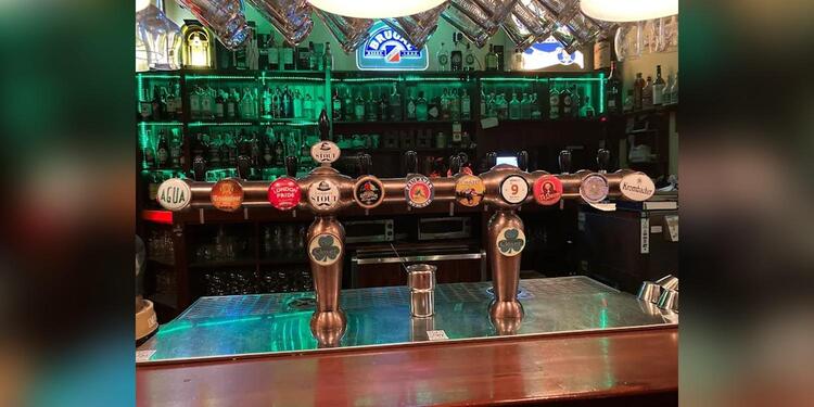 The Clover Irish Tavern, bar