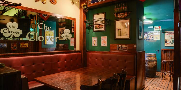 The Clover Irish Tavern, bar