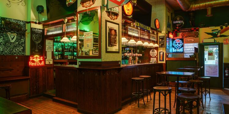 The Clover Irish Tavern, bar