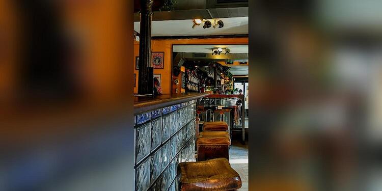 Il morto che parla, bar