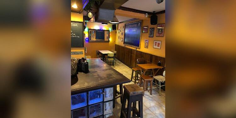 Il morto che parla, bar