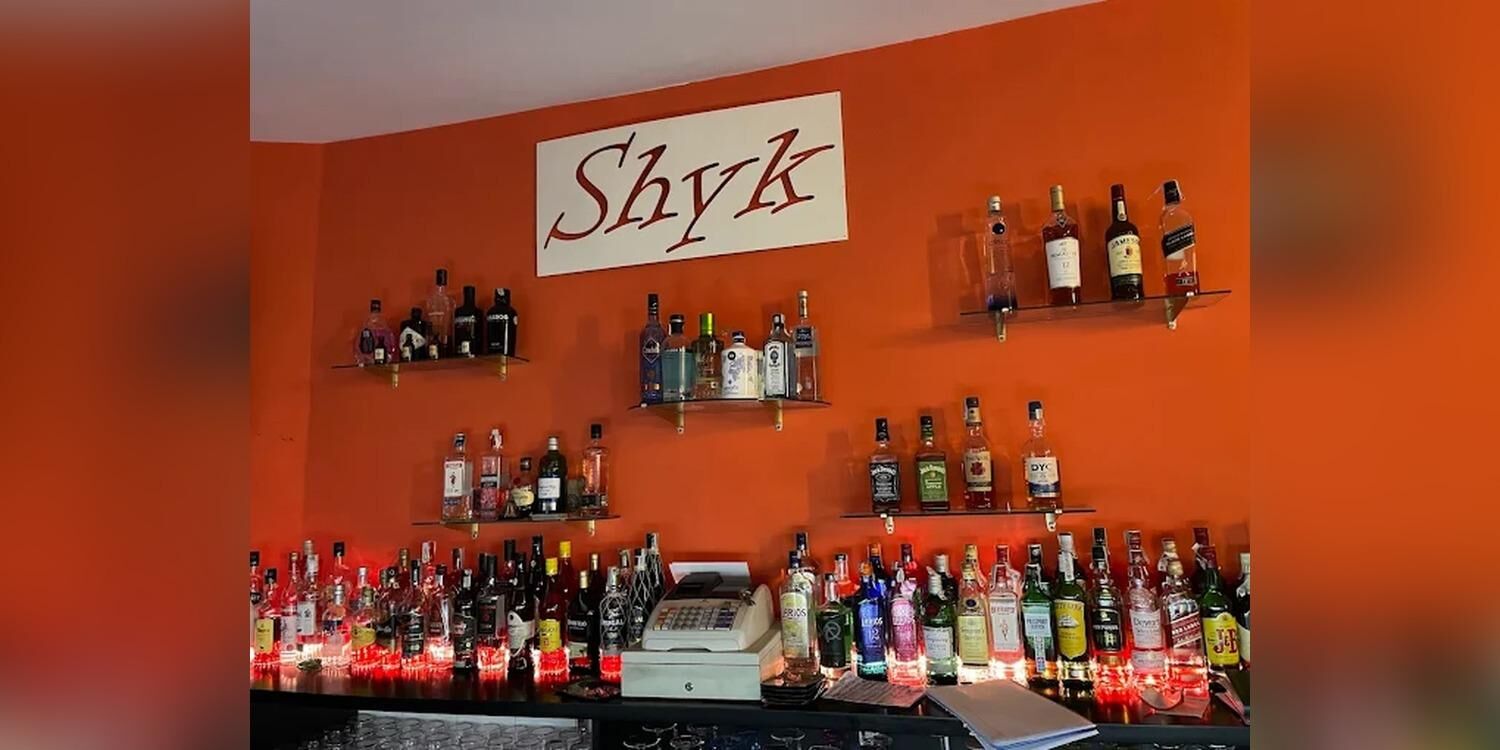 SHYK, bar