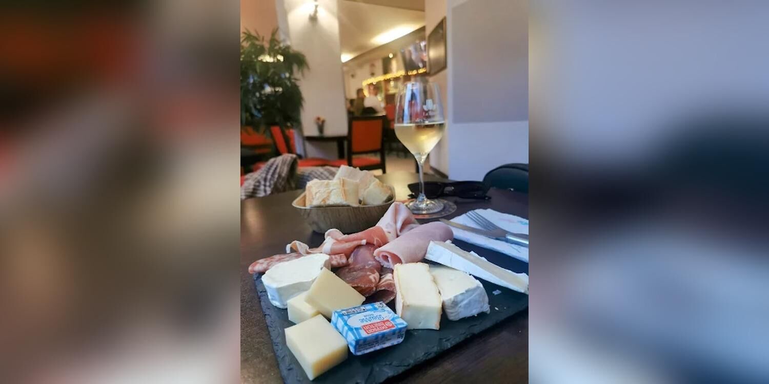 Bar De La Mairie, bar