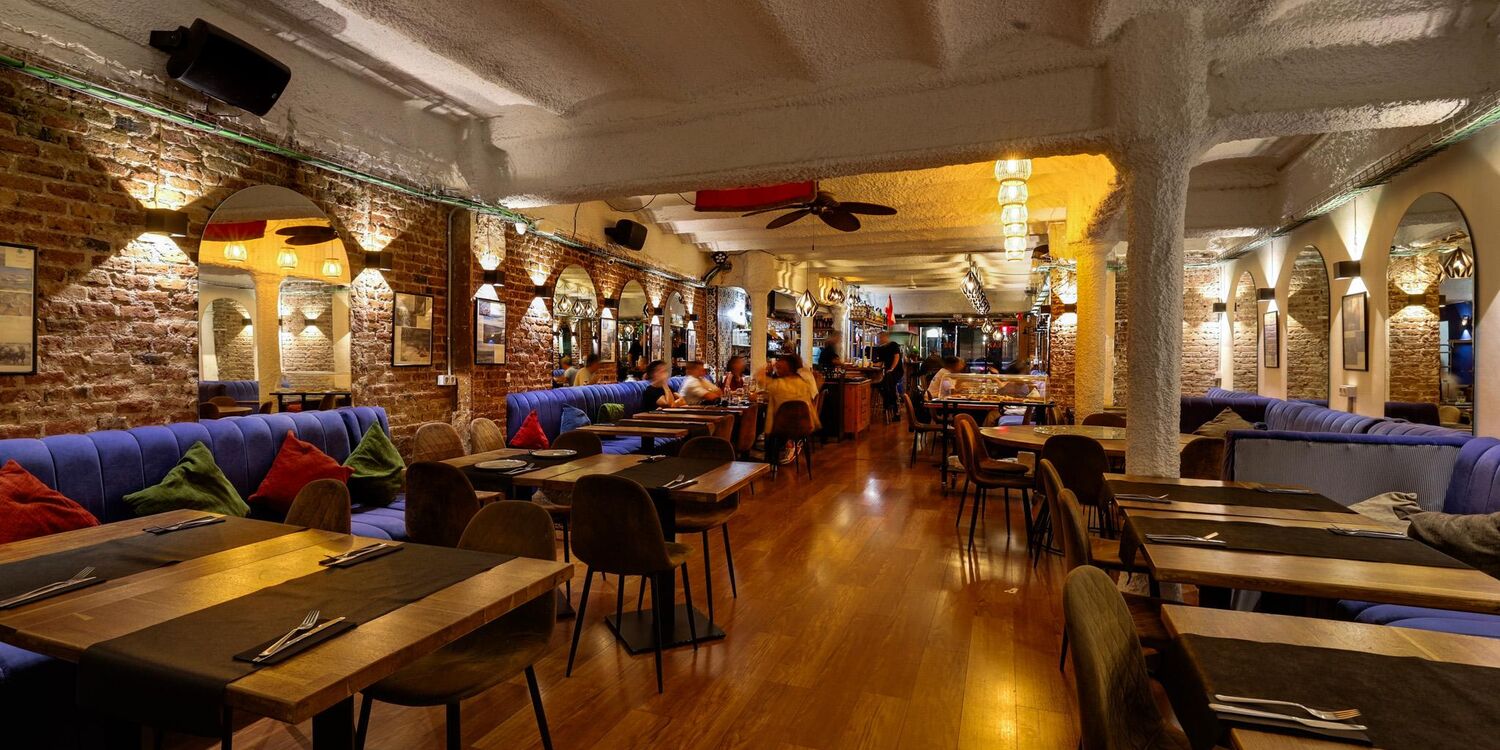 LAZEEZ BBQ Lebanese, bar