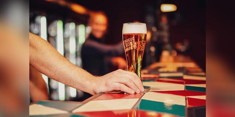 V and B Lorient, bar