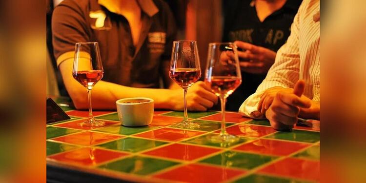 V and B Lorient, bar