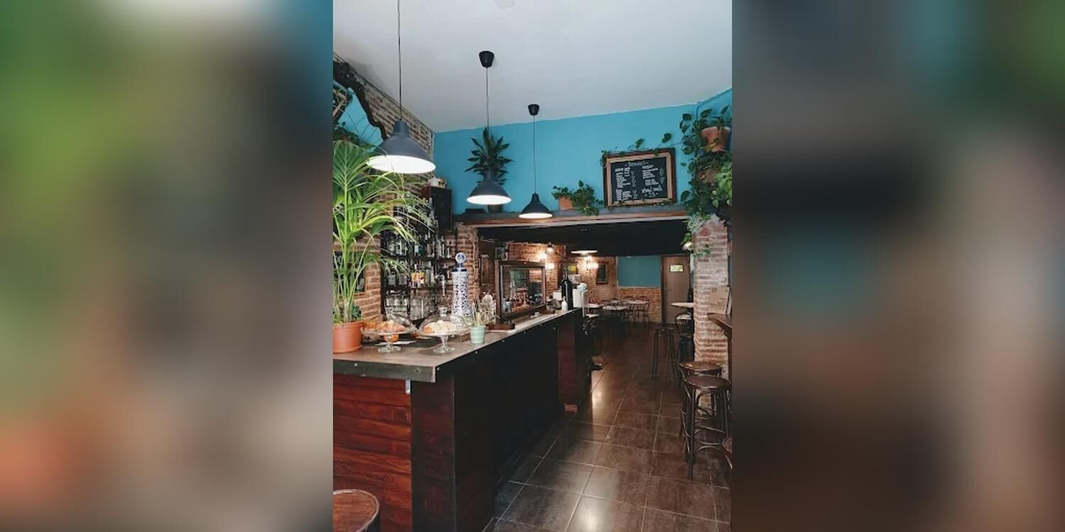 Mucho cielo y mucho mar, bar