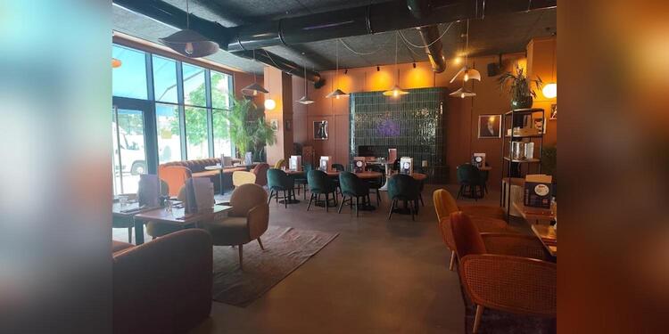 Moustache, restaurant