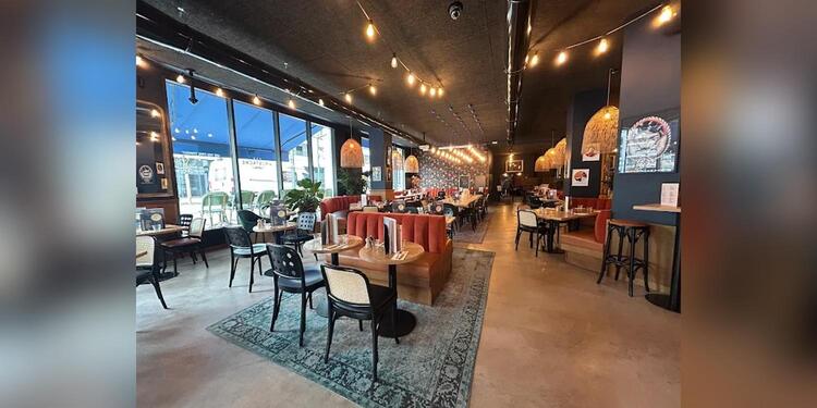 Moustache, restaurant