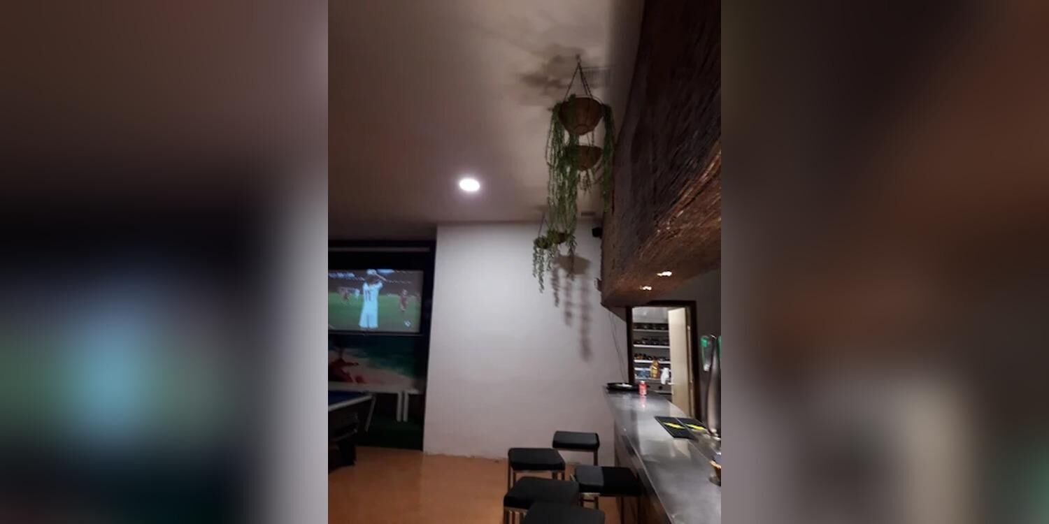 The golden hookah, bar