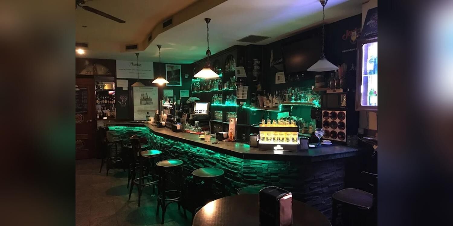 The Green Corner Pub, bar