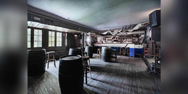 The Irish Rover, bar