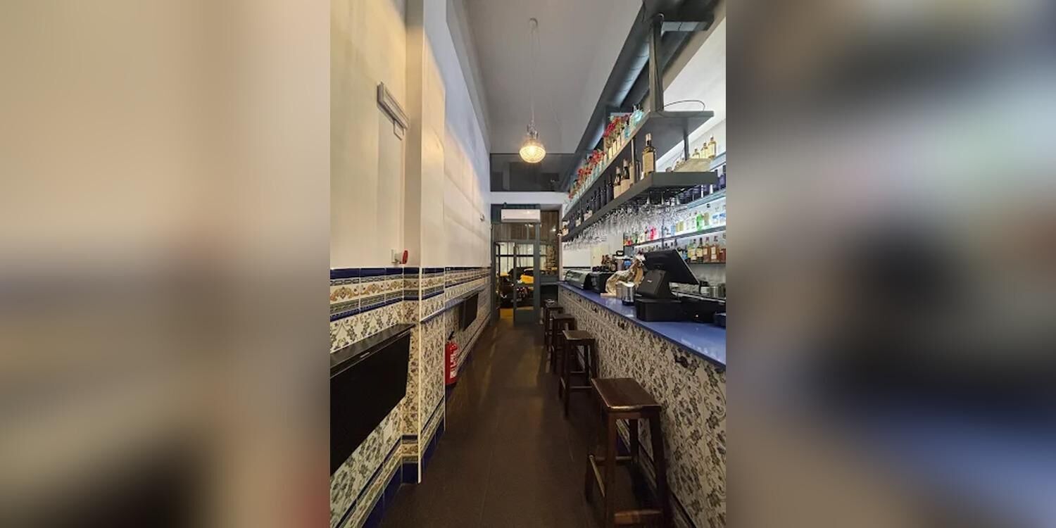 Los Claveles Tavern & Music, bar