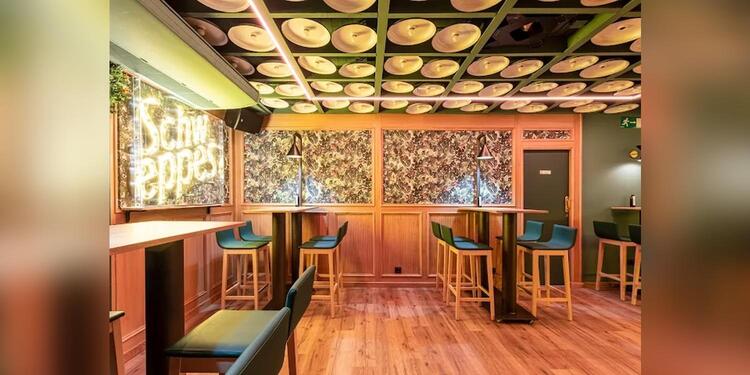 La Patente #5974, bar