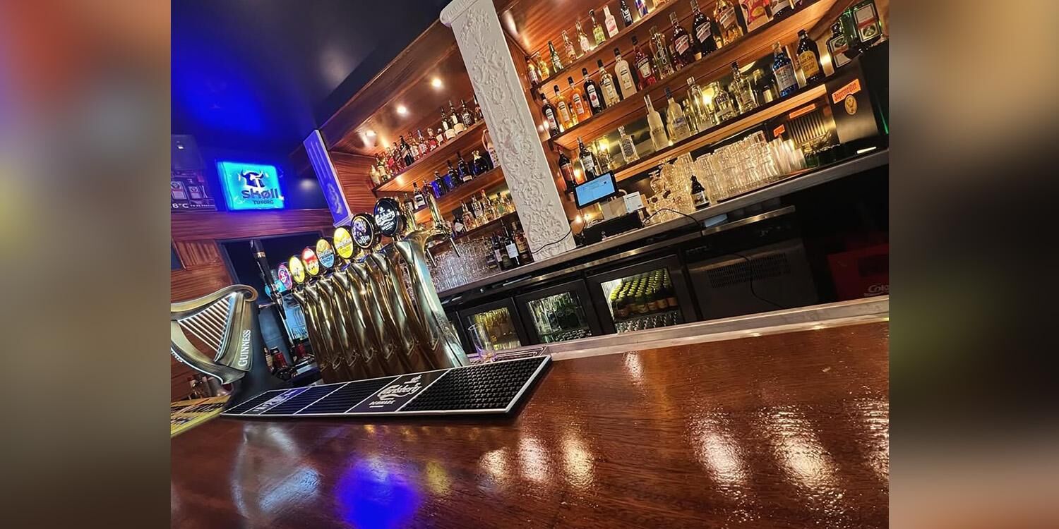 THE WHITE LION PUB & PIZZA AU FEU DE BOIS, bar