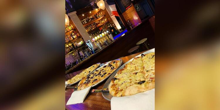 THE WHITE LION PUB & PIZZA AU FEU DE BOIS, bar