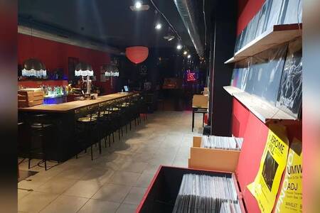 Killing Time, Bar València L’Eixample #0