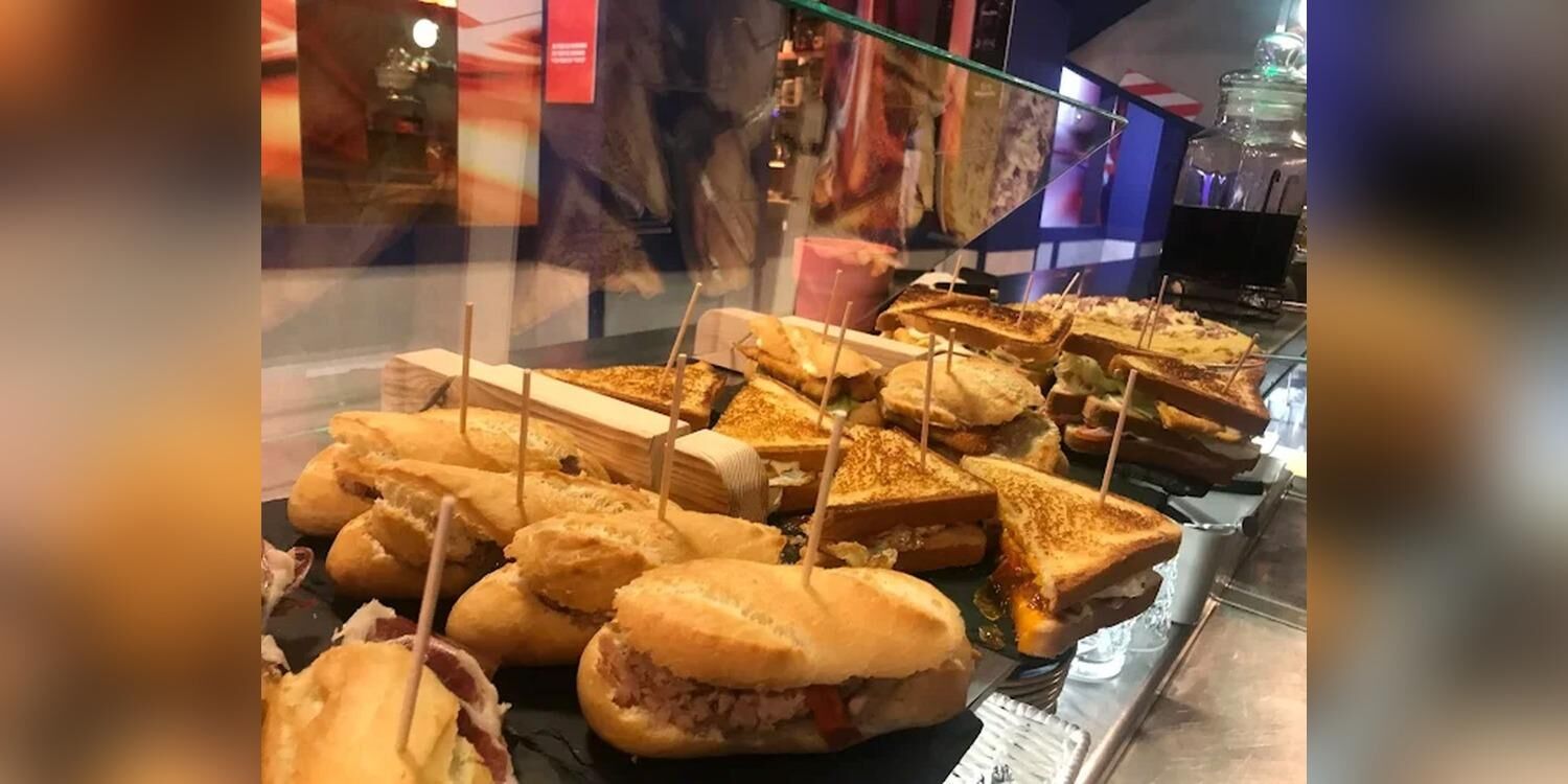 KD. Komo Desses, bar