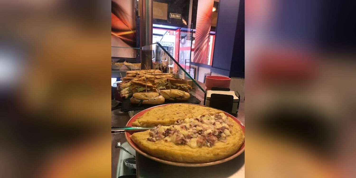 KD. Komo Desses, bar